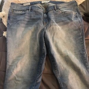 Crop boyfriend jean, mid-rise medium wash.